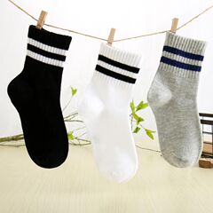 子供のスポーツの靴下の中で筒の男の子の学生の秋冬の金はボールの青少年の小学生のバスケットボールの防臭のスポーツの靴下を持ちません。
