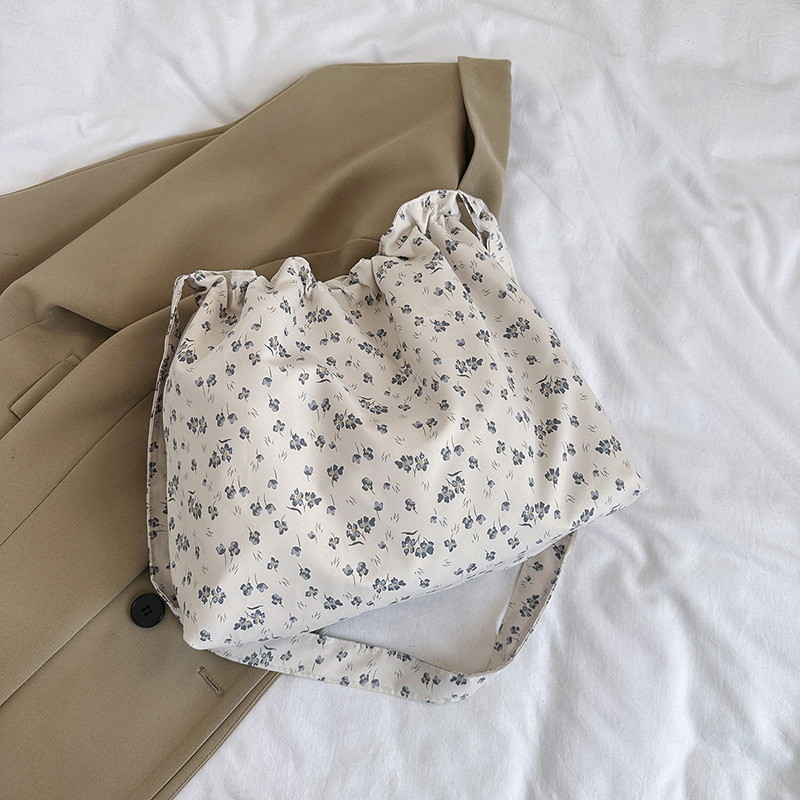 Verano pequeño fresco y ligero de gran capacidad flor triturada bolsa de lona para mujeres viajeros bolsa de hombro bolsa de clase para estudiantes universitarios