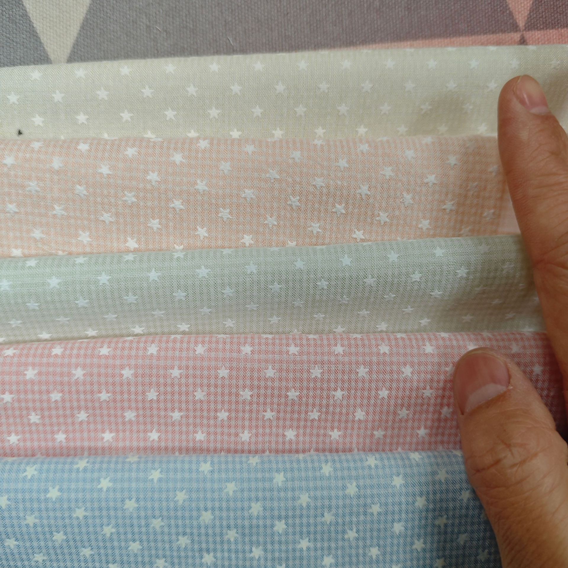 白色发泡印花布小五角星立体盐缩现货凹凸童装面料格子