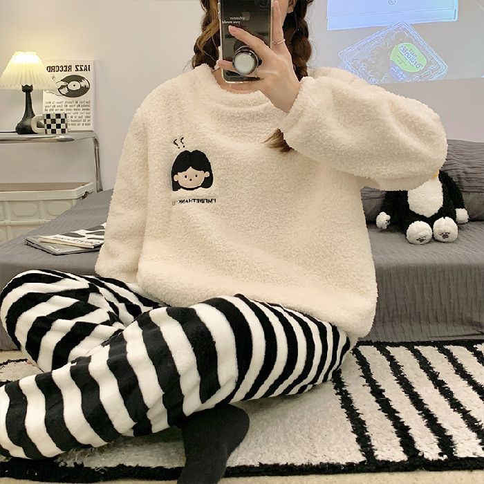 Pijamas al por mayor transfronterizos para mujeres de invierno engrosados de manga larga flange coral veludo lindo hoodie de cuello redondo conjunto de ropa para el hogar