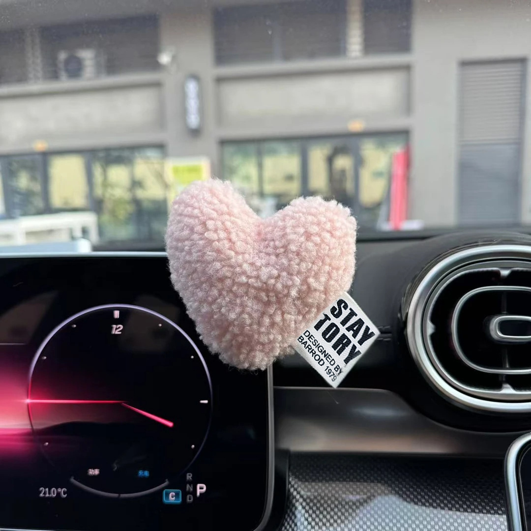 Coches de peluche adornos amorosos en forma de corazón lindo consola central adornos de automóviles para niñas decoración interior de automóviles simple
