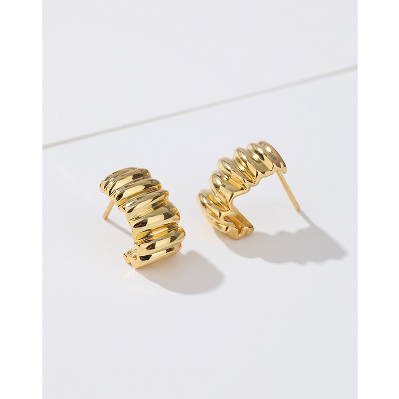 Aretes de oro plegados retorcidos 925 plata ligera lujosa alta sensación retro temperamento 2024 nuevos auriculares