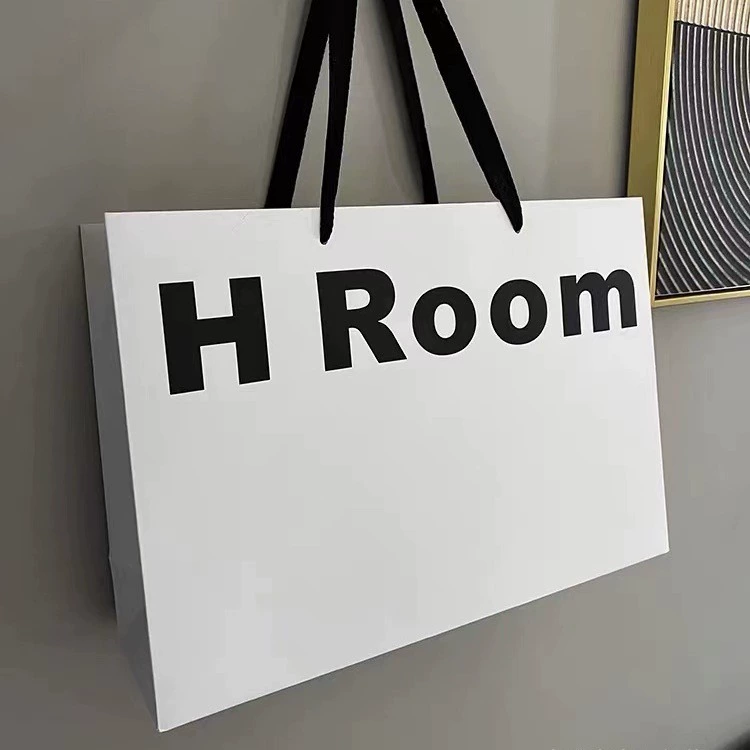 Бумажные пакеты для роскошных женских товаров, подарочные пакеты на заказ, дизайнерские белые карточные пакеты с логотипом, модные элитные сумки.