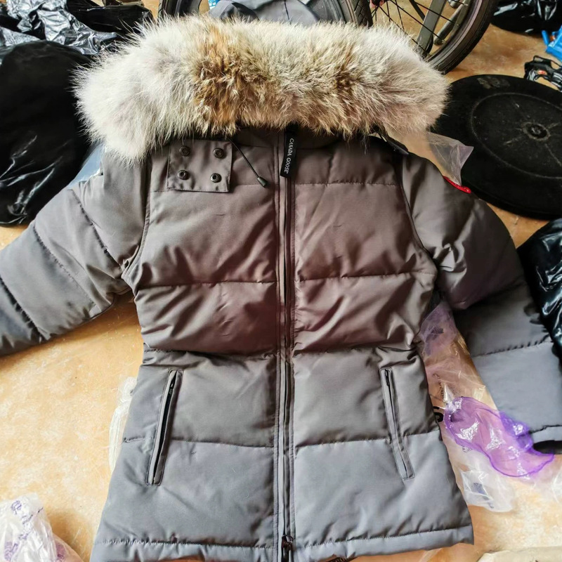 Cross-border down jacket model 04, similar to Canada Goose, Chelsea style, with an oversized wolf fur collar, resistant to extreme cold Cross-border down jacket model 04, similar to Canada Goose, Chelsea style, with an oversized wolf fur collar, resistant to extreme cold