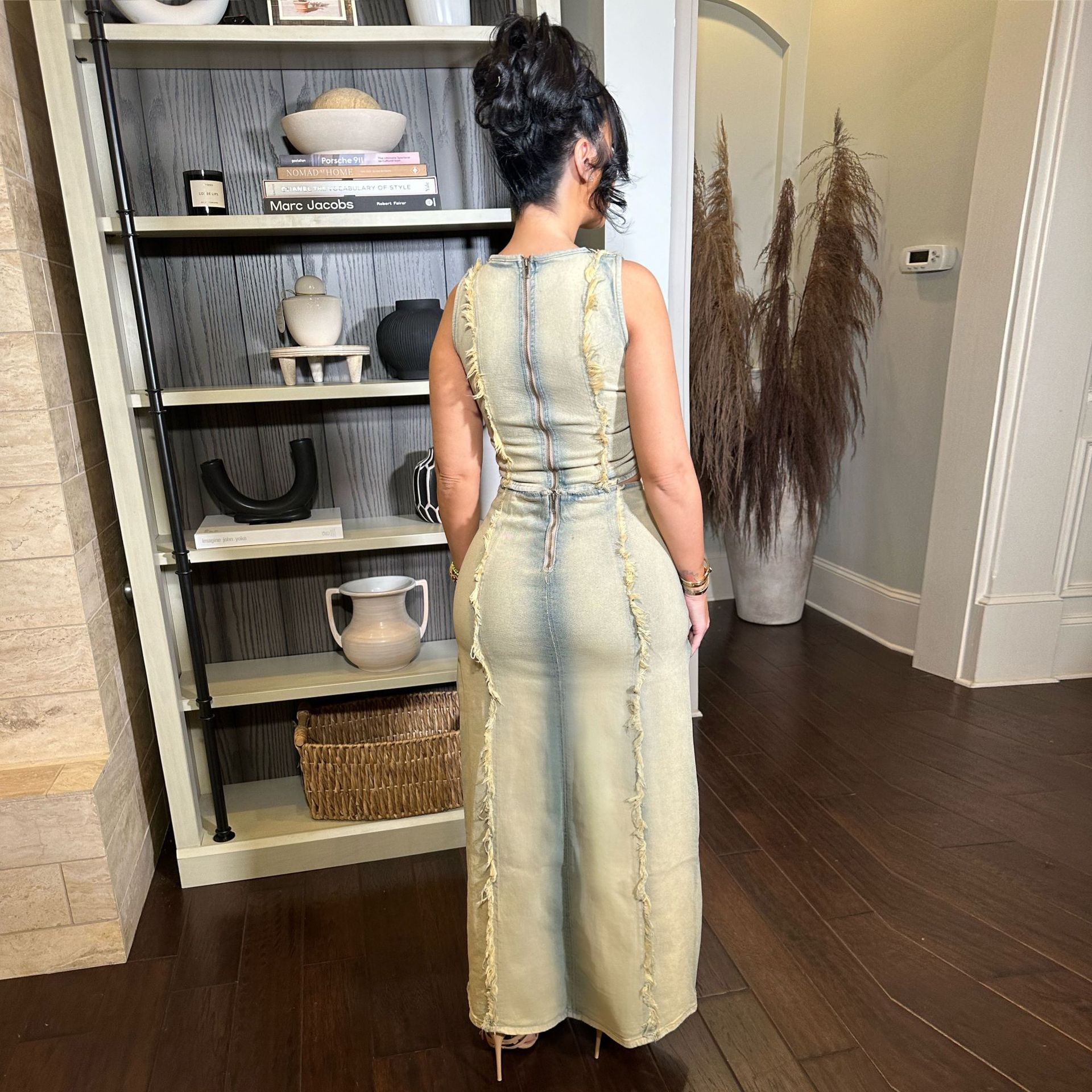 Trendy damesmode uit Europa en Amerika, met een eigenzinnige, handgemaakte look: vest met gerafelde details en een denim rok met hoge split._voghion.com