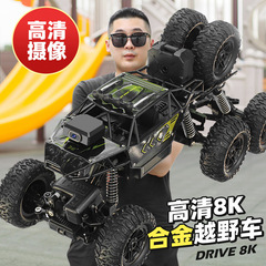 大サイズのリモコンカーはカメラを持って四駆をドリフトしてオフロード車の八輪高速レースの男の子のおもちゃを登ります。