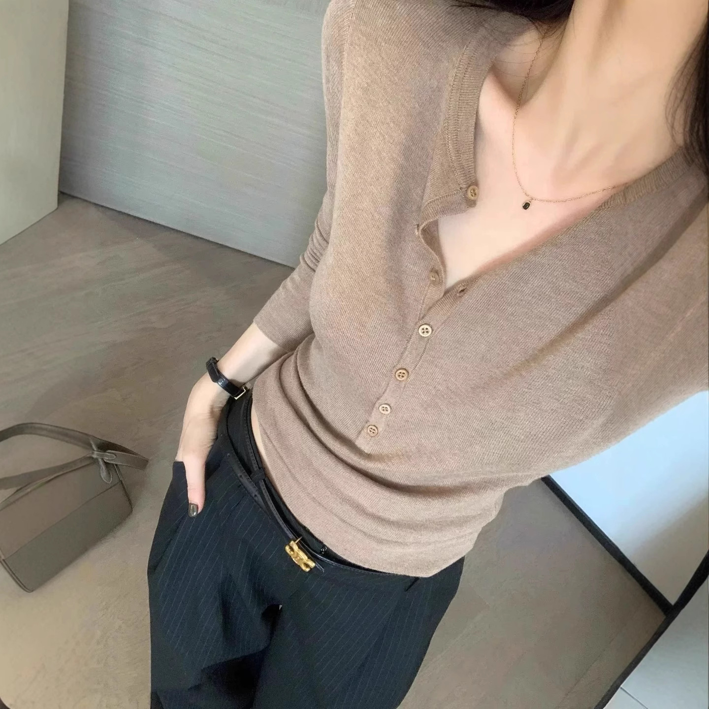 High-End Old Money Style Fine Wool Knit Sweater for Women, Slim Fit, Regular Shoulder Top, 2025 New V-Neck Slim Inner Base Layer