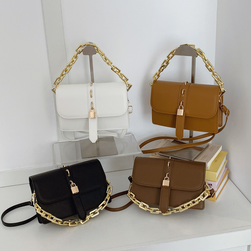 Nicho de diseño de moda cadena de mano bolso pequeño para mujeres 2025 verano nuevo estilo extranjero universal bolso de hombro