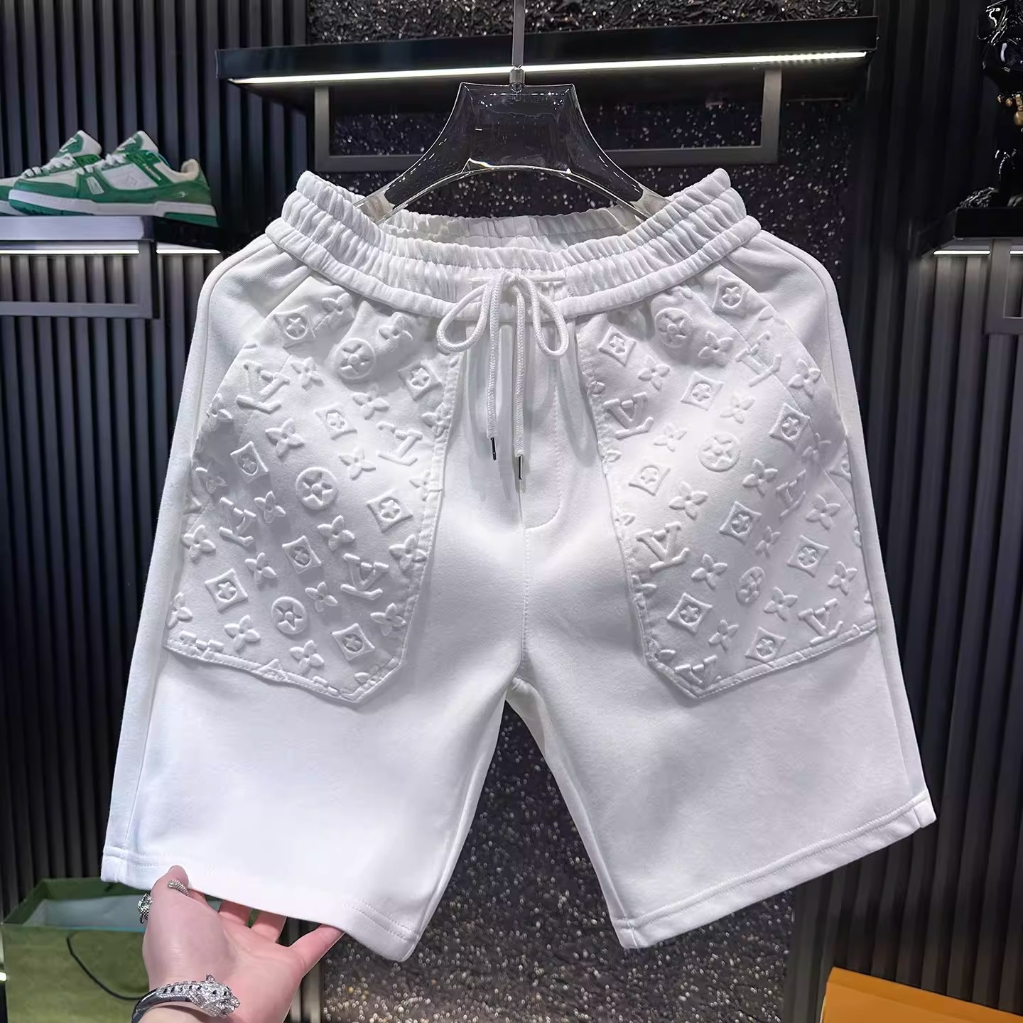 European-style high-end fashion embossed casual sports shorts for men, trendy brand, 2026 summer new style, men's beach five-point pants