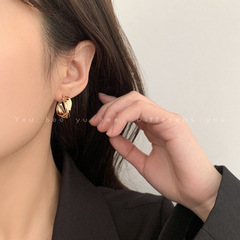 レトロで贅沢な金色の港風がc形の耳輪を巻いて高級感があります。