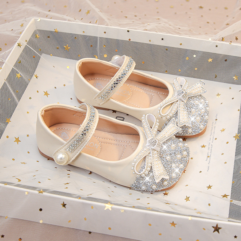 Zapatos de princesa de cristal de niñas 2026 verano nuevo niño color sólido zapatos de cuero brillantes zapatos de un solo niño