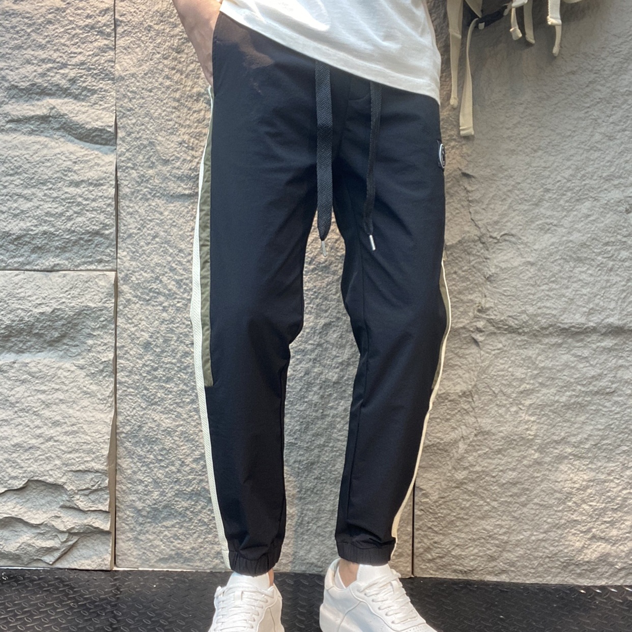 Frühling und Sommer neue Herren-Freizeithose mit diagonalem Stoff, schmal geschnittene Sporthose mit kleinem Bein, schwarzer Jugendknöchel_voghion.com