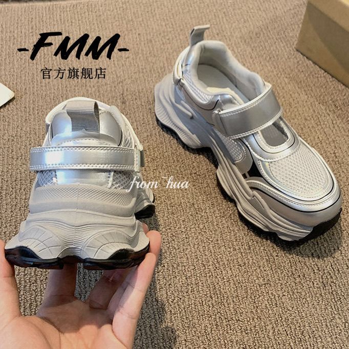 Sandalias deportivas de suela gruesa para mujeres 2024 verano nuevos zapatos de papá huecos de malla transpirables zapatos de agujero casuales de moda