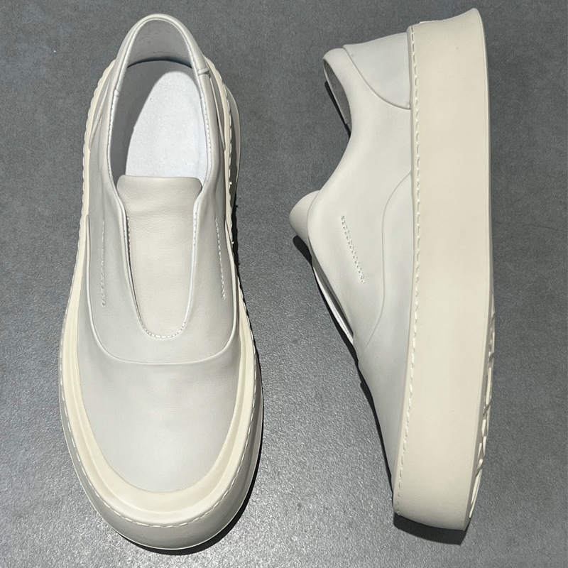 Weiße Schuhe sind lässig, mit dicken Sohlen, bequeme Freizeitschuhe und leichte, luxuriöse Business-Schuhe für Herren._voghion.com