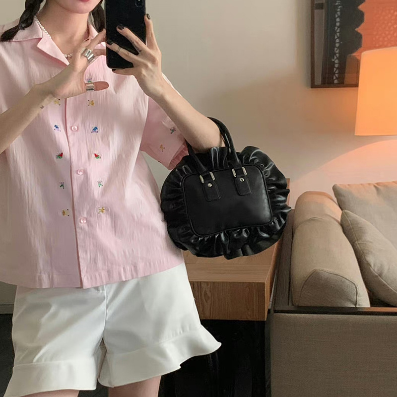 La celebrità di Internet Mona ha la stessa borsa a tracolla piccola e quadrata plissettata in pizzo scuro, nuova tendenza_voghion.com