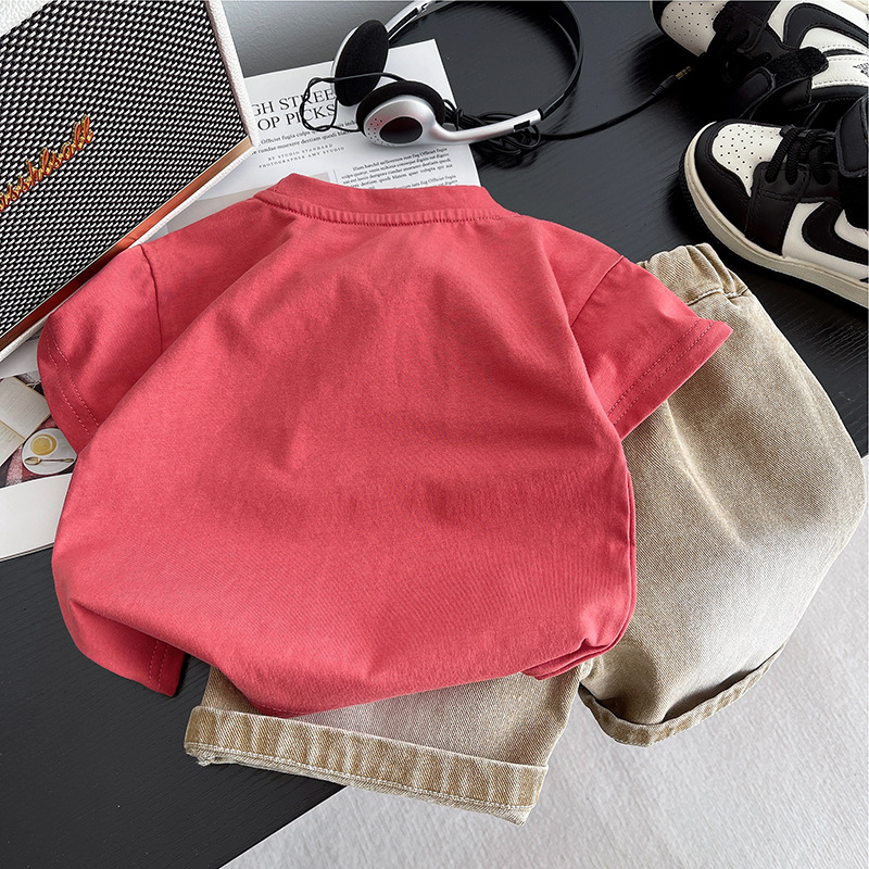 男の子のスーツの夏服の新型の夏の半袖の2025穴の復古の丸首の2つのセットのゆったりしています。