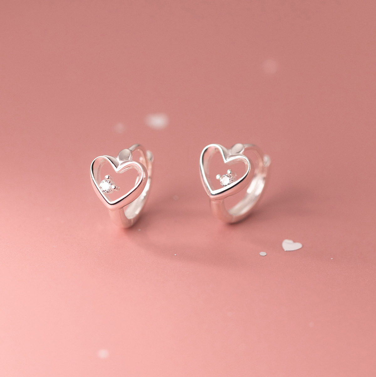 Lodge S925 plata coreana de las mujeres simples en forma de corazón con incrustaciones de diamantes huecos con botones de oreja de amor M02410