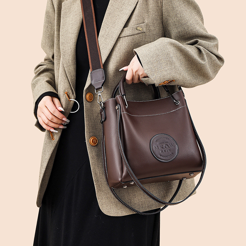 Bolso de hombro de cuero suave transfronterizo bolso de mujer 2024 nuevo sentido de alta calidad versátil de transporte de gran capacidad bolso de cubo de transporte