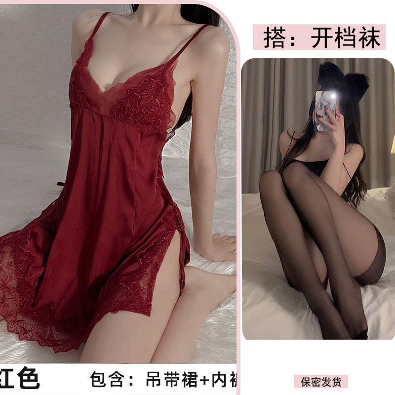 빨간색 서스펜더 잠옷 + 검정색 오픈 양말