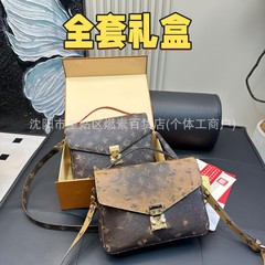 女性用バッグ 2025 新しい本革メッセンジャーバッグ老眼ショルダークロスボディバッグ大容量旅行必需品小さな正方形バッグトレンディ