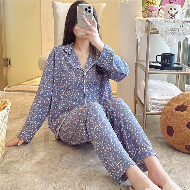 파란색 배경에 분홍색 점