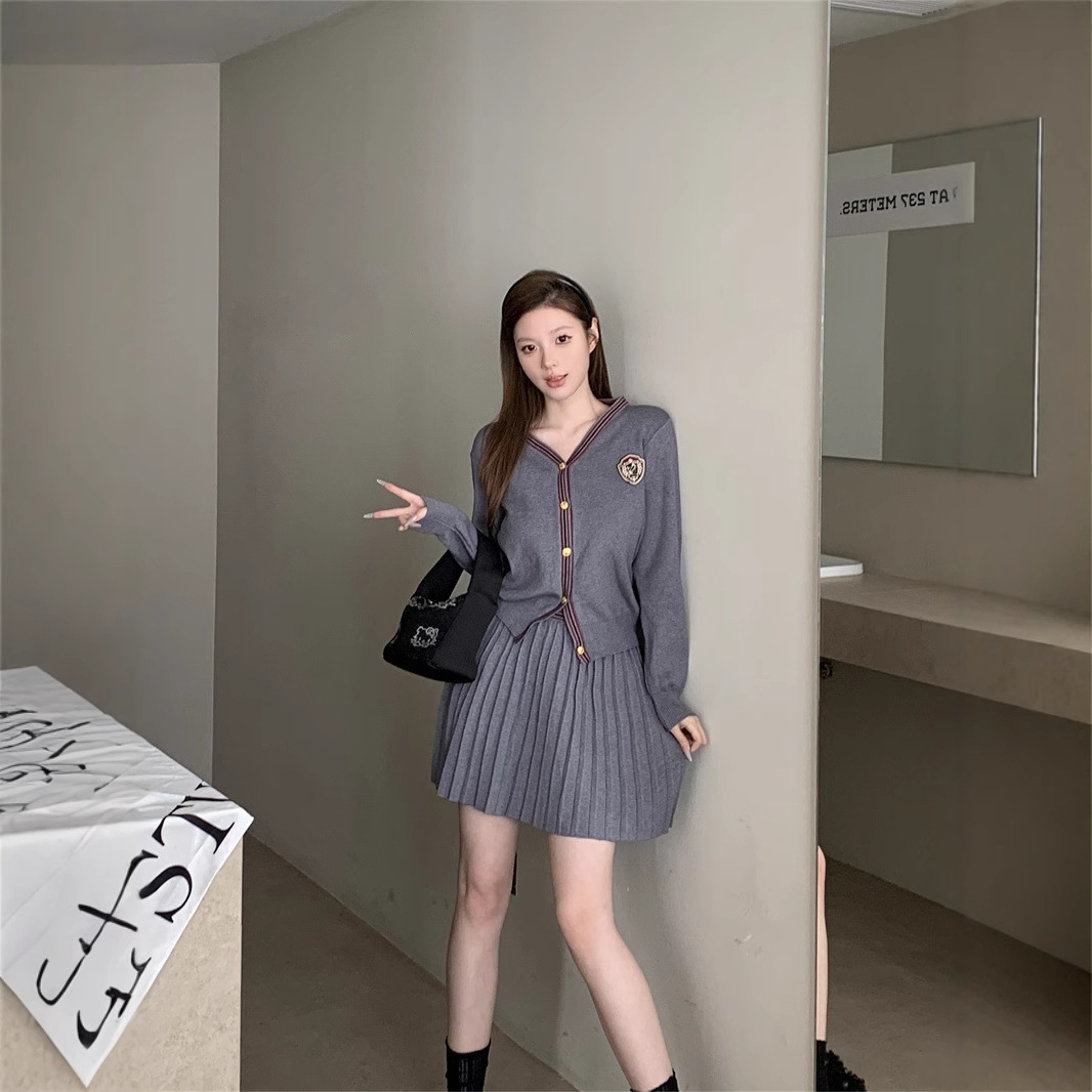 Autumn ootd wear a set of early autumn new women's academic style knitted cardigan pleated skirt two-piece suit