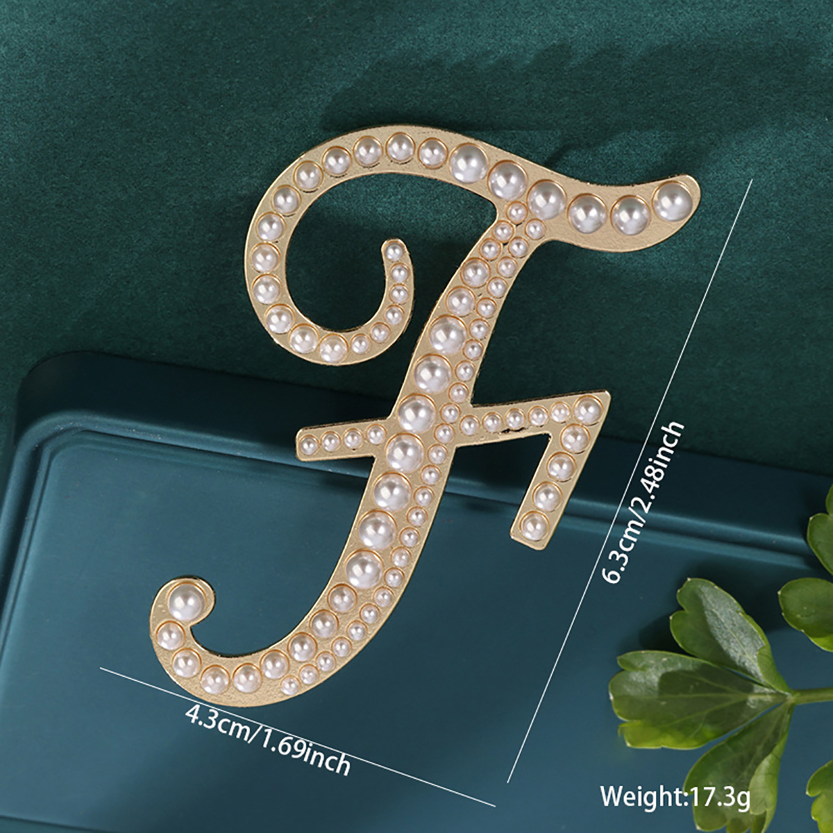 26 broches con letras en inglés de perlas, alfileres para ropa, decoraciones retro transfronterizas europeas y americanas, accesorios antiexposición para cuello