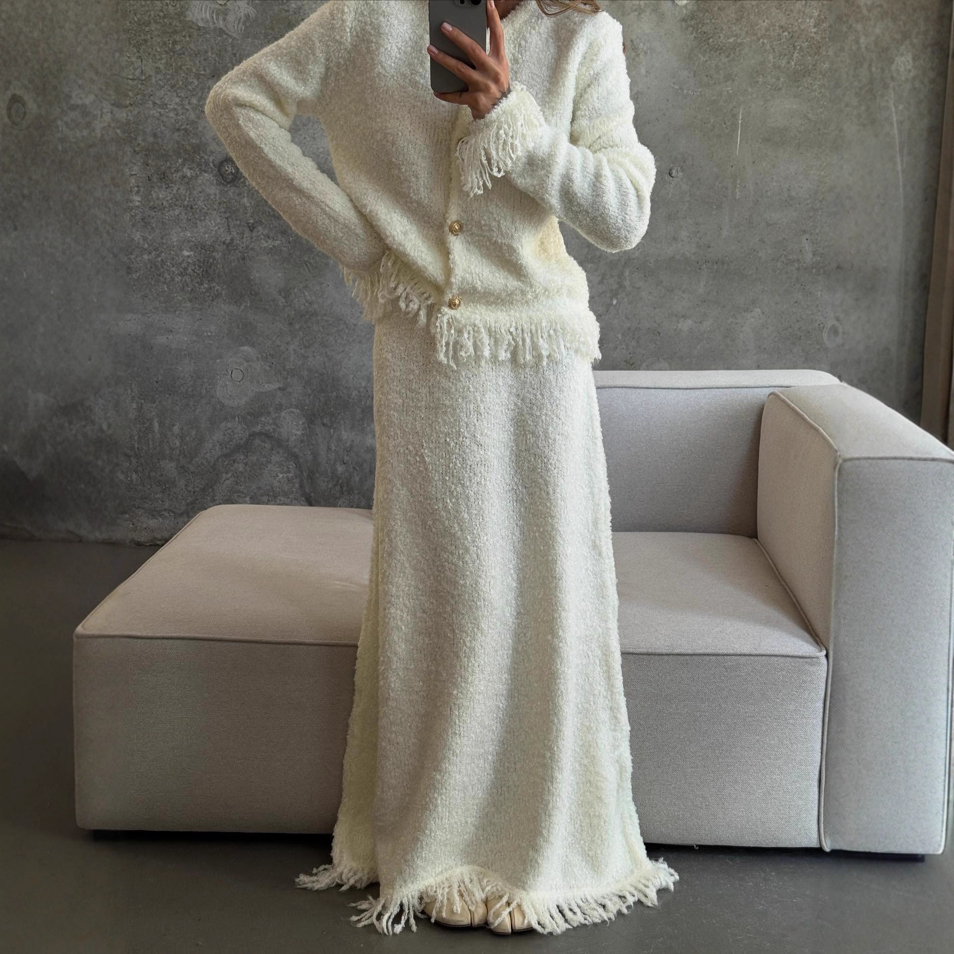 Completo cardigan in maglia a vita alta con frange e minigonna: morbida eleganza con un tocco parigino_voghion.com