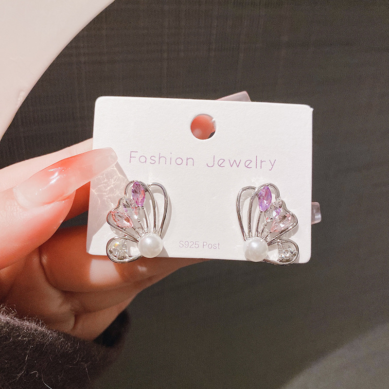 Elegant earrings pearl with zircon