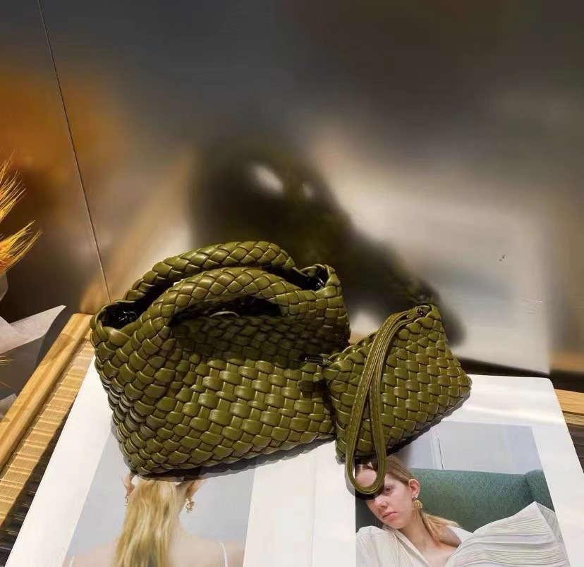 체인 + 꼰 라이너가있는 올리브 그린