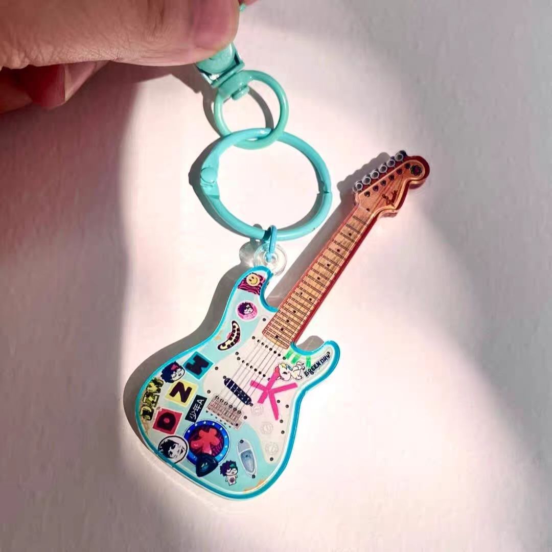 Llavero de acrílico Donghong, de alto valor estético, colgante compacto para mochila con forma de guitarra, regalo de graduación, regalo de inauguración de casa, regalo para festivales.