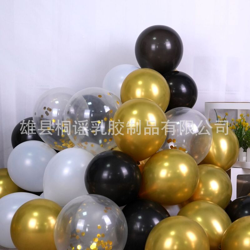 誕生日に風船を配置して結婚します。現場に風船を配置します。|undefined