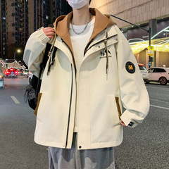 青少年コートの男子学生は秋の防風服を二枚作っています。