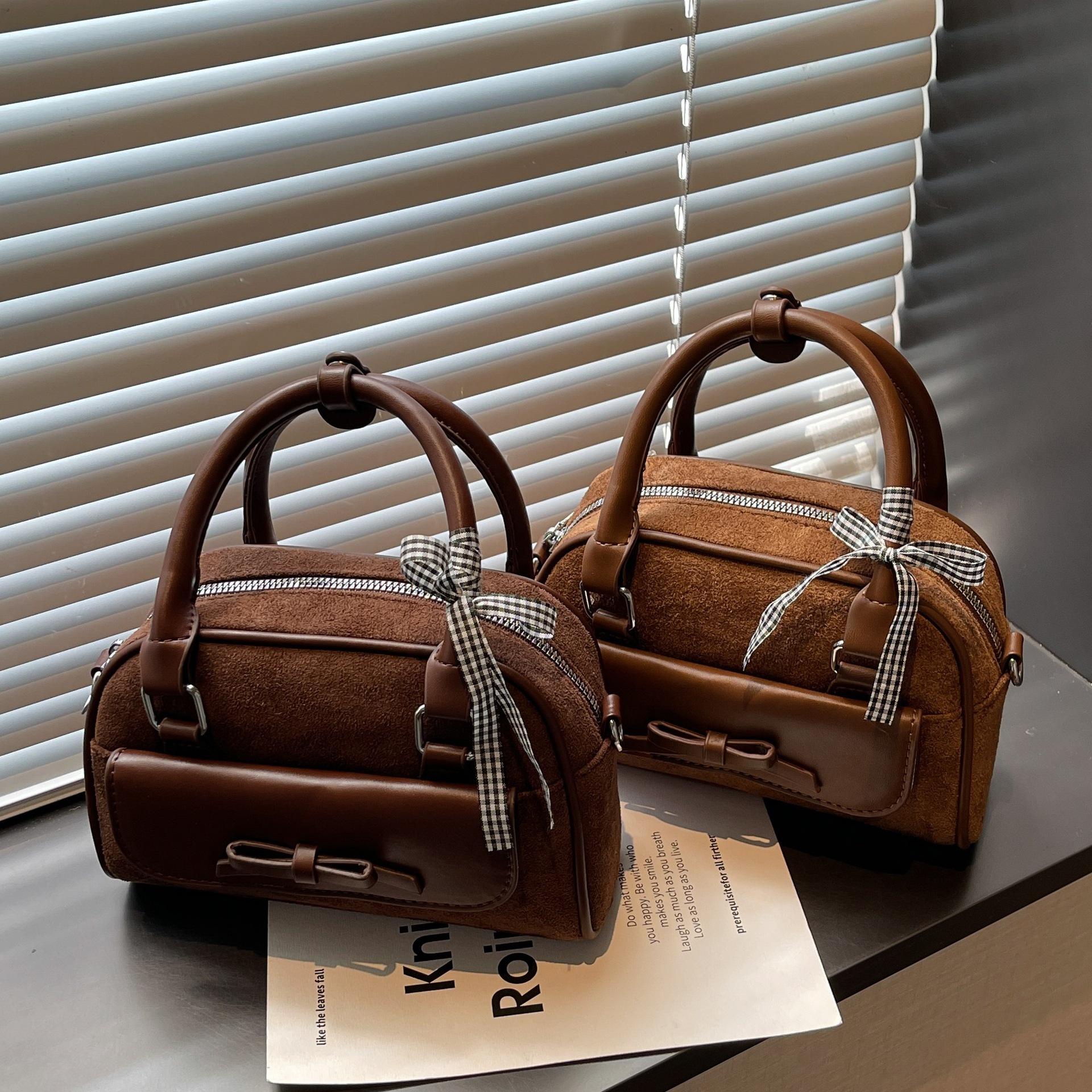 Casual retro bolso de terciopelo de seda para mujeres otoño y invierno 2025 nuevo estilo versátil bolso de bolos de bolos de mano de moda
