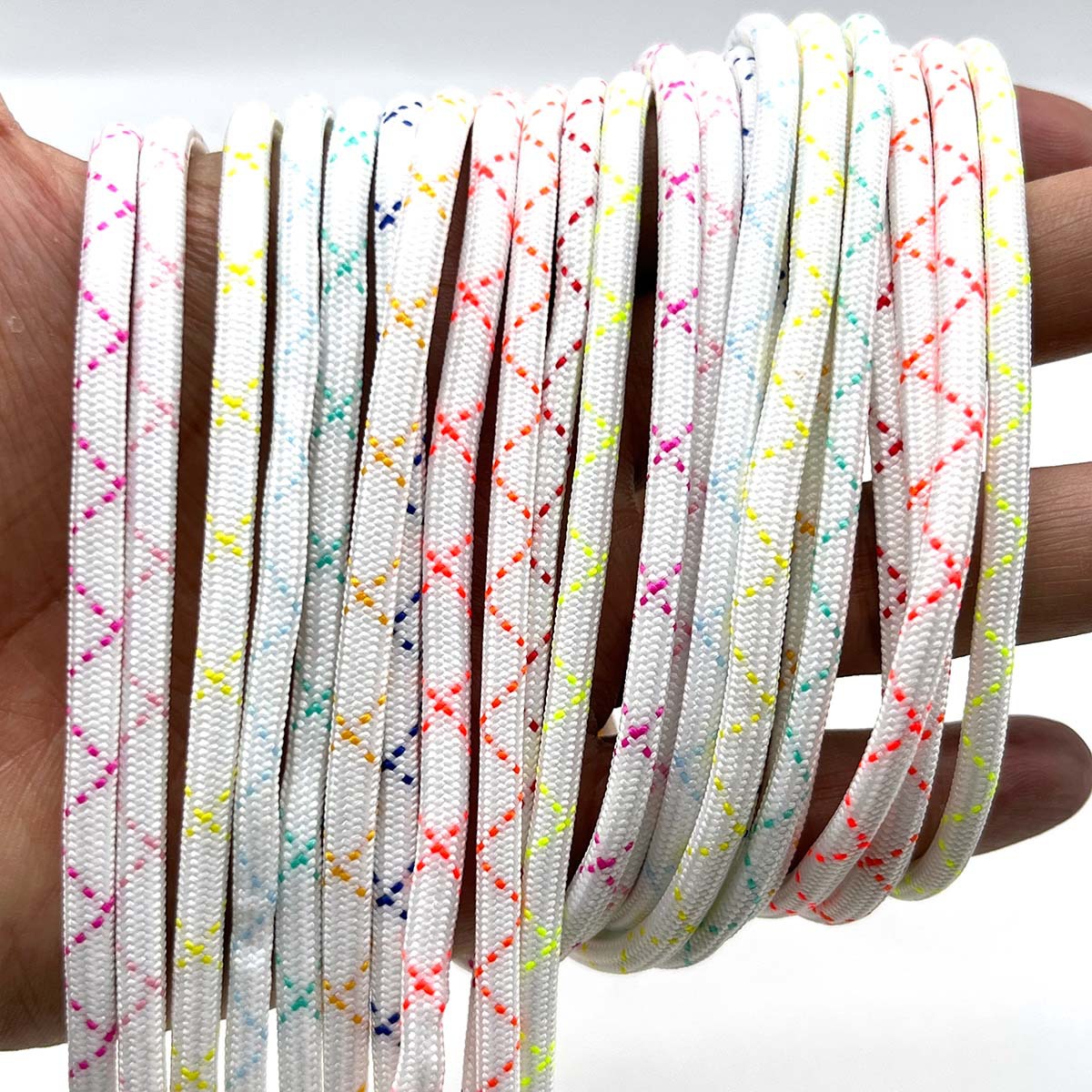 Inventario de 4mm fondo blanco cruzado punto de salto de color cuerdas redondas de núcleo accesorios de ropa de poliéster cuerdas tejidas a mano