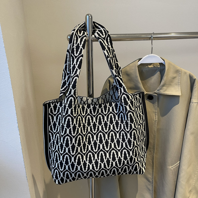 Knitted bags are fashionable and versatile. Knitted tote handbags are new large-capacity shopping bags for women. Single-shoulder bags are new for office workers undefined
