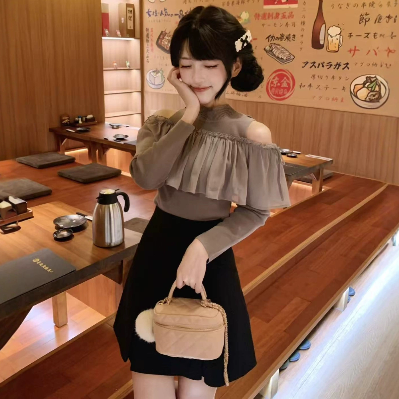 [Huilin] 2025 Японский стиль, тонкий вязаный свитер с рюшами, открытыми плечами и круглым вырезом, модель 25AB001/25AB024