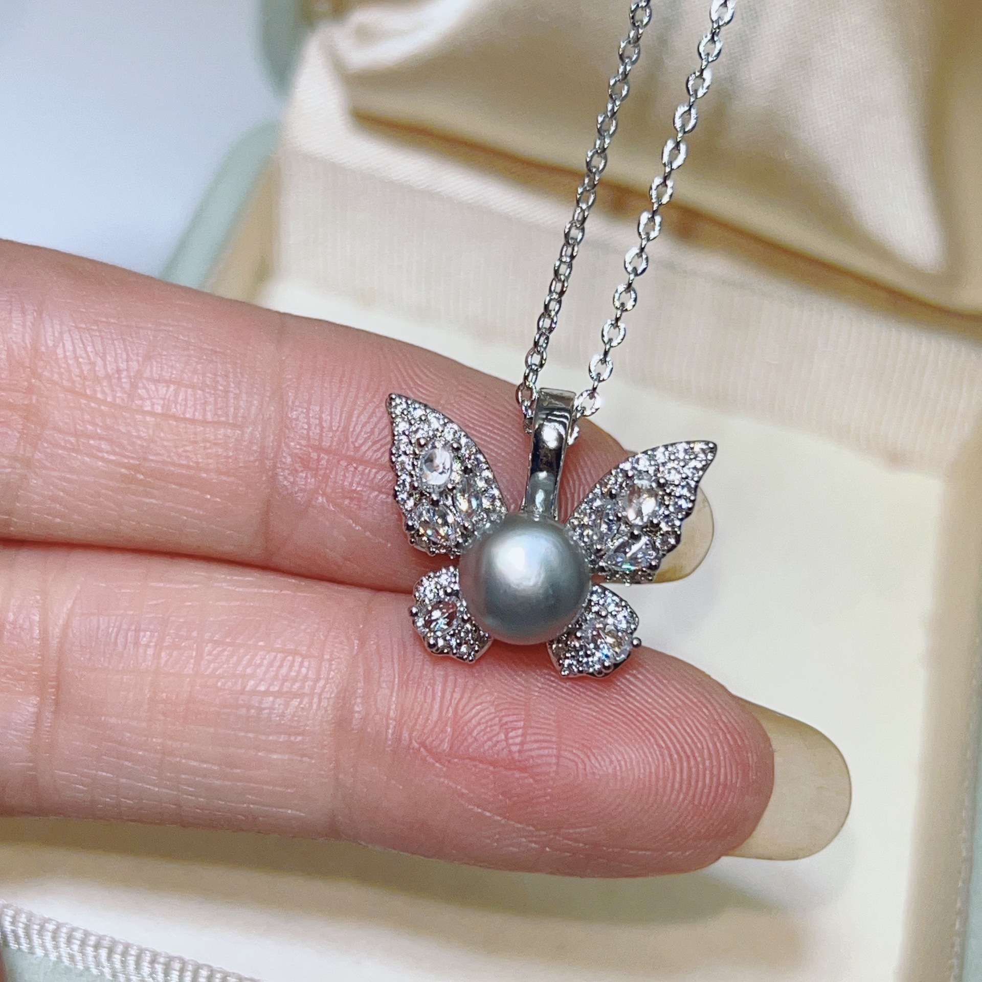 회색 진주 목걸이