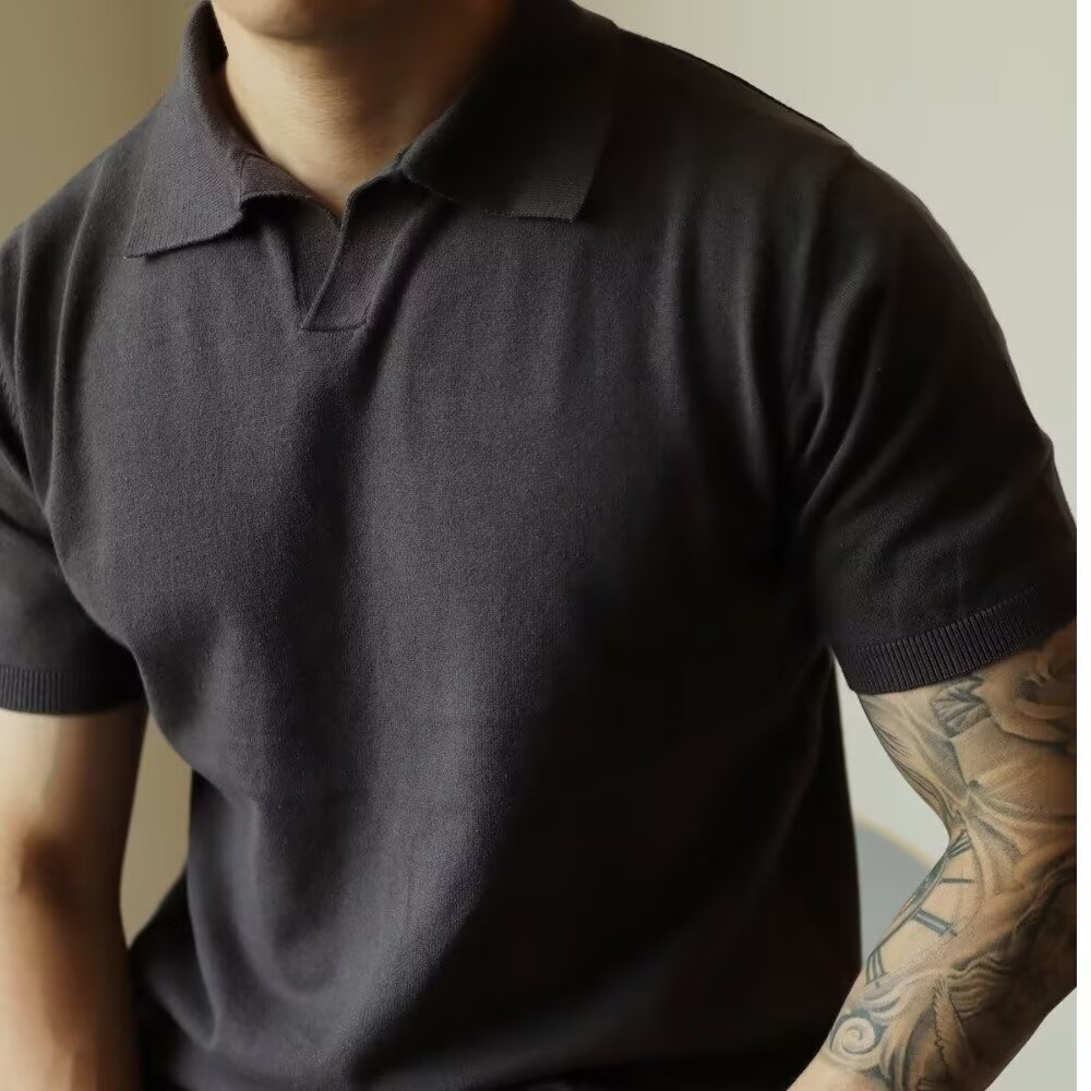 Camisa de polo con cuello en V americano, suéter de punto para hombre, camiseta de manga corta, solapa informal suelta, moda de color sólido, blusa de verano