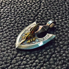 アニメの周辺のjojoの奇妙な冒険の金色の虫の矢のネックレスのフランスの復古の個性の精巧な新型の潮は友達を送ります。