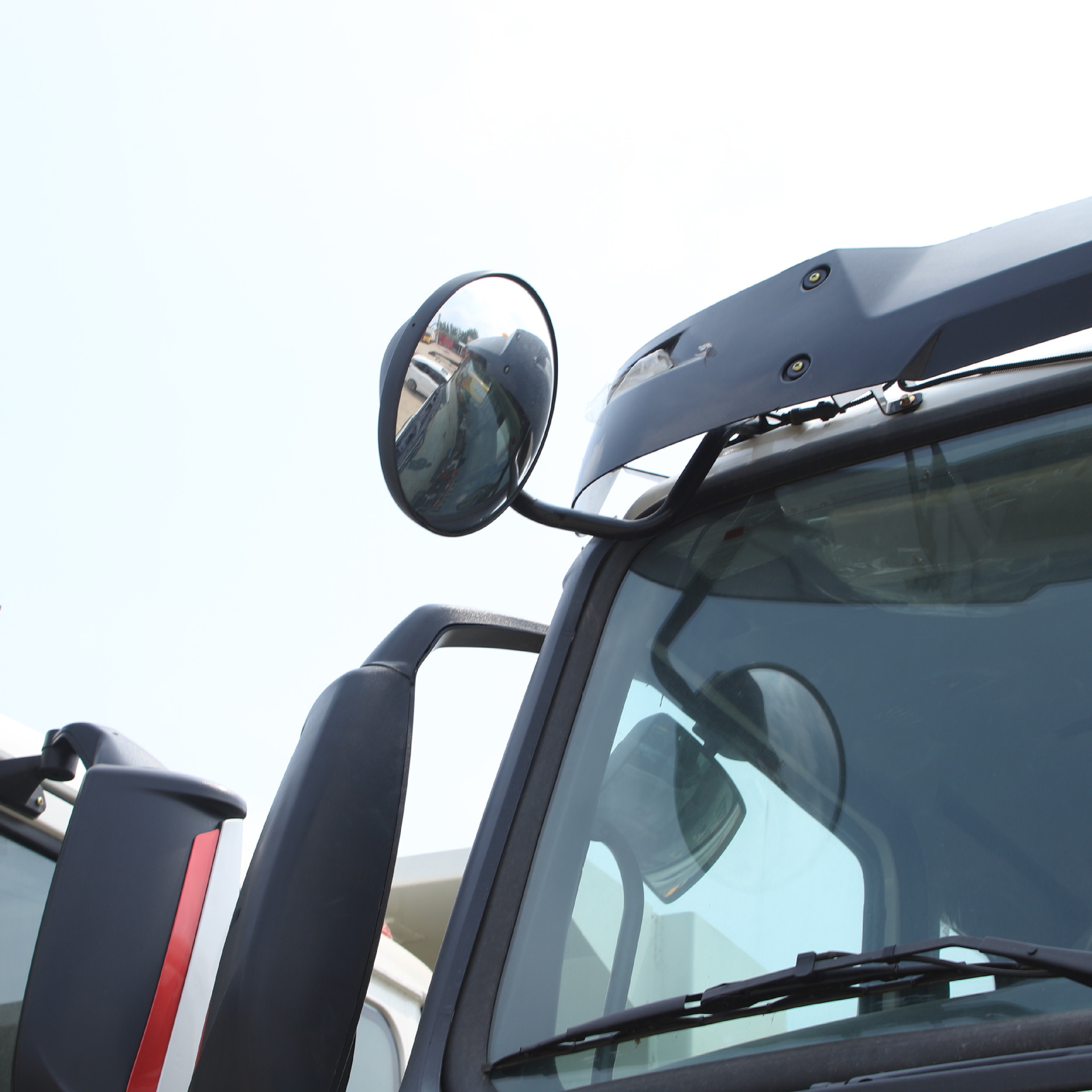 In-stock HOWO 6×4 rear eight-wheel dump truck, double-axle tipping dump truck for construction and earthwork transportation