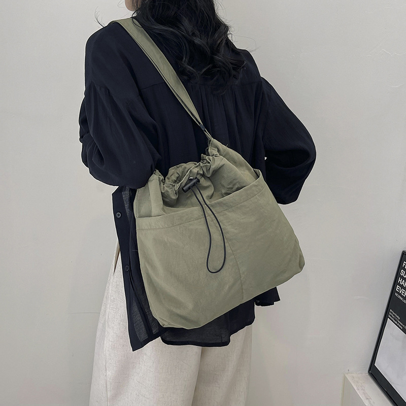 A stylish single-shoulder crossbody bag for 2024, a large-capacity casual commuting bag for classes, and a beautiful and fashionable underarm bag for women undefined
