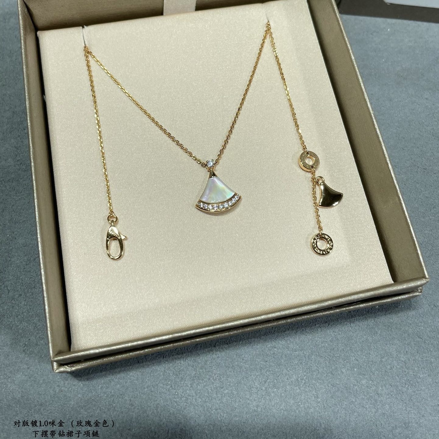 Rose gold white mother-of-pearl single row of diamonds