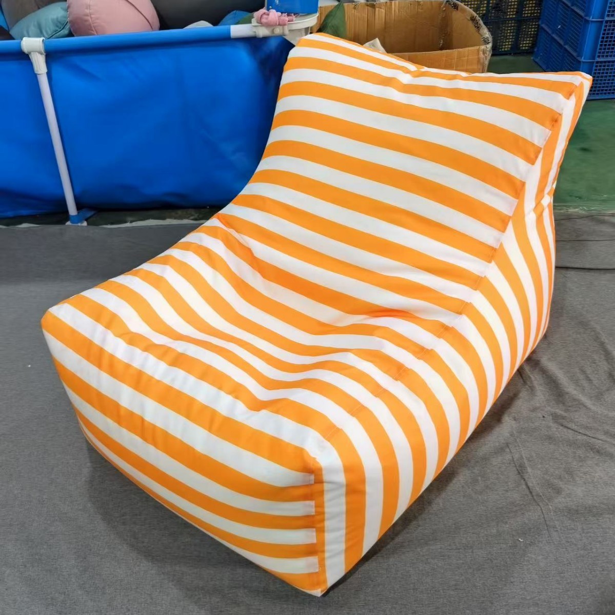 노란색과 흰색 줄무늬