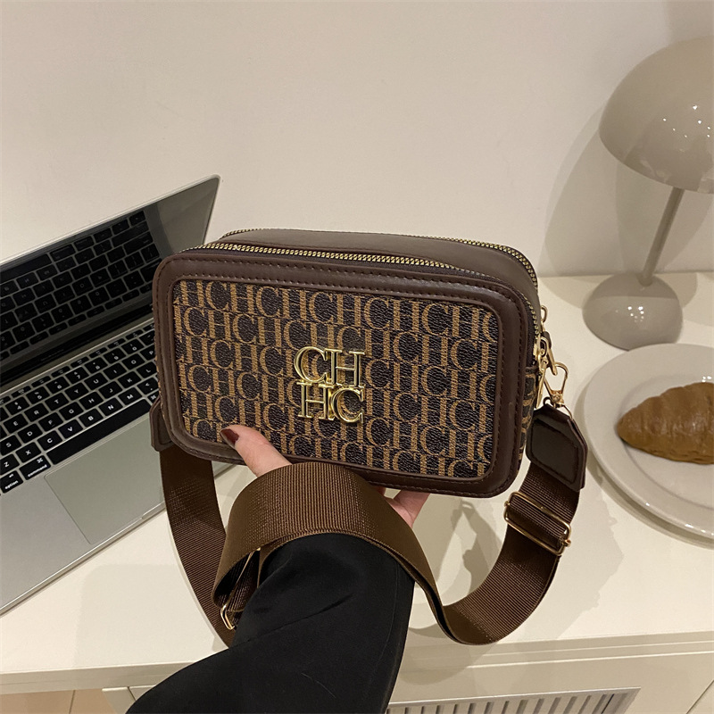 Nueva moda de primavera de 2025 letras impresión bolso cuadrado personalidad de color contraste amplio cinturón de hombro bolso de mujer