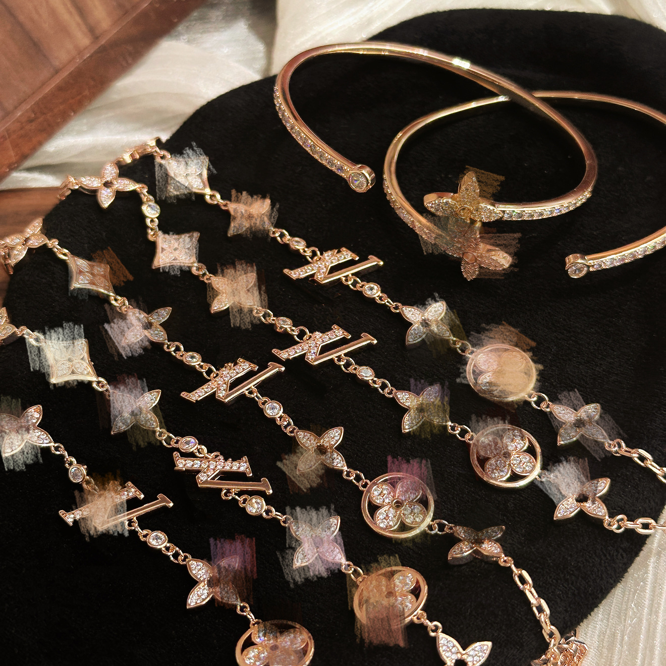 Donkey Family V Letter Bracelet for Women, High-End European and American Cross-Border Personality Versatile Design, Light Luxury Niche Style Jewelry