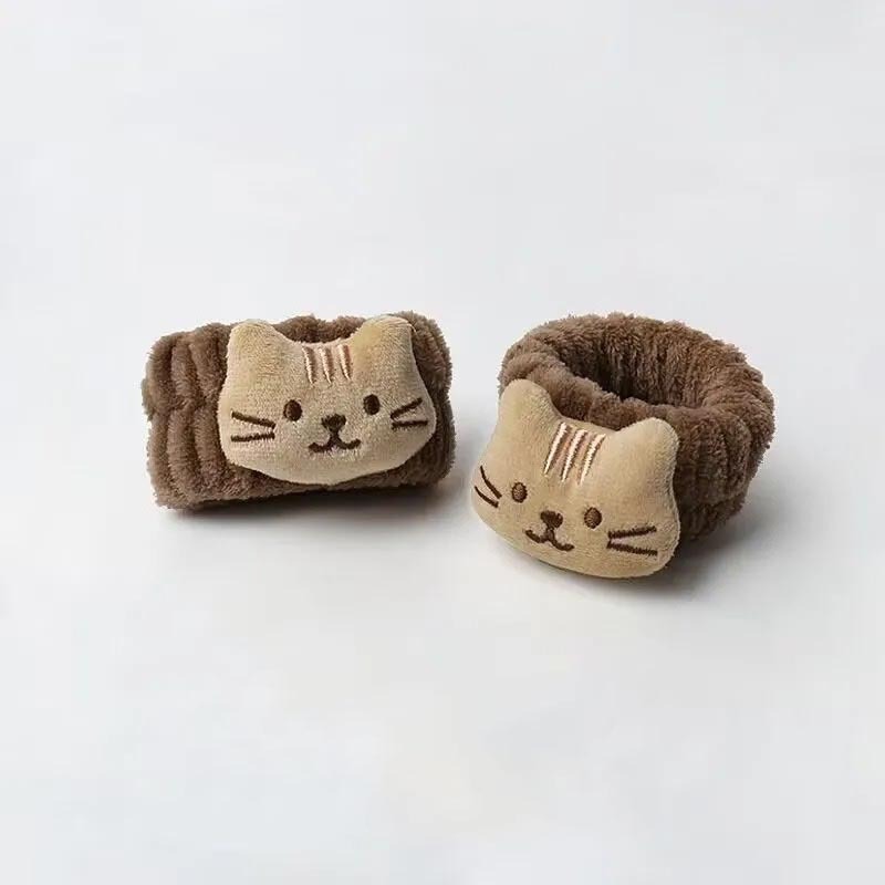 2 brown kittens