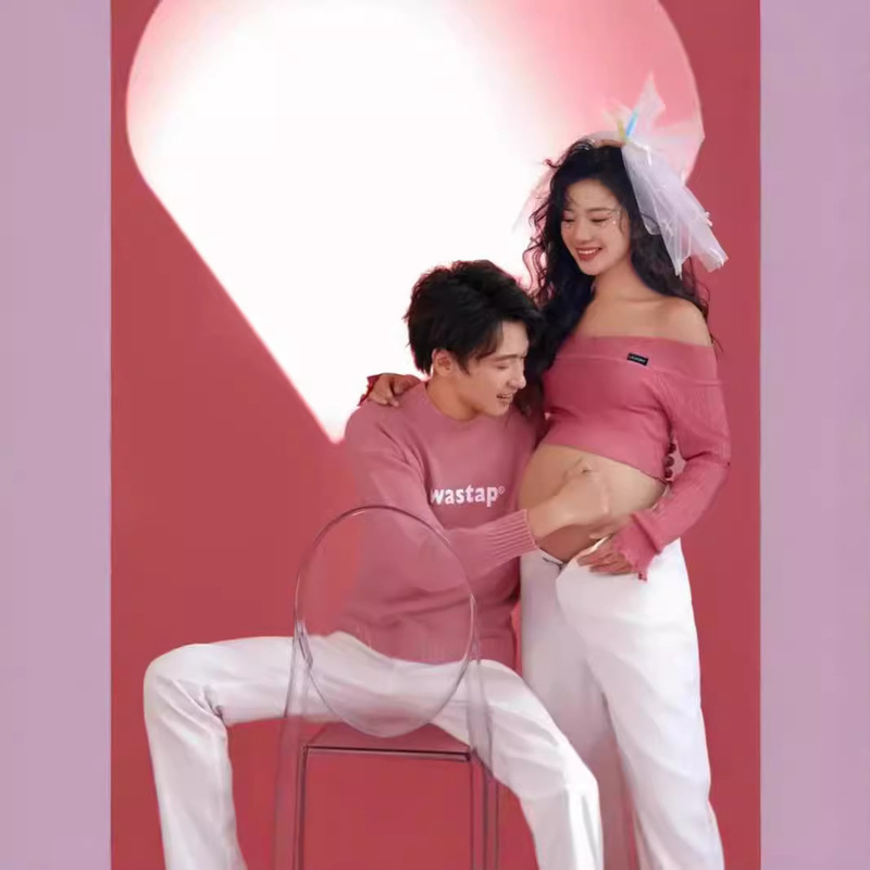 Pregnant women's new couple theme clothing studio small fresh sweet cute pink couple suit photography at home Pregnant women's new couple theme clothing studio small fresh sweet cute pink couple suit photography at home