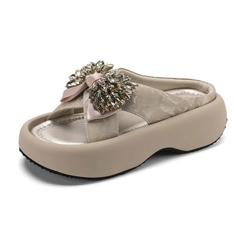 Arco de diamante universal moda casual zapatillas de playa de fondo grueso 2026 verano nuevo estilo de moda zapatillas de mujer