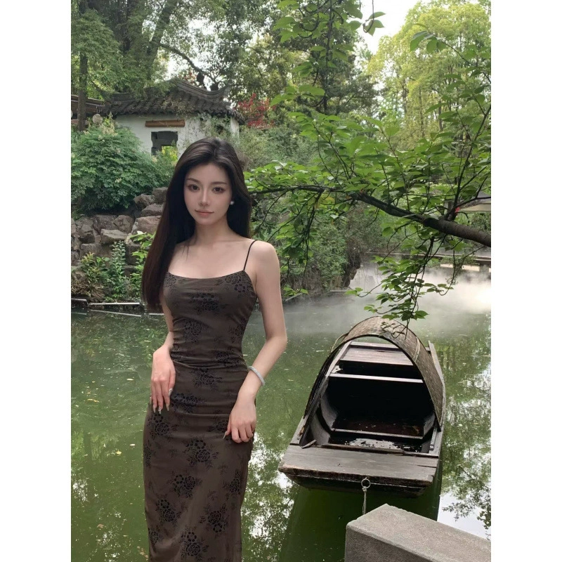 Элегантное и соблазнительное платье-комбинация для женщин с принтом, сетчатой вставкой на талии, подчеркивающее фигуру и прилегающее к бедрам.